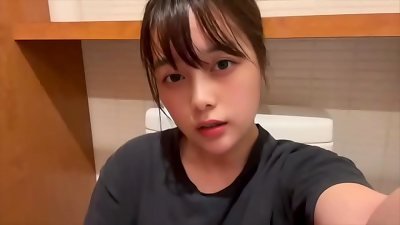 [I'll show you a pile of pussy] I hold back my groans in the rest room and wank to orgasm. glance at Momoka's honeypot a lot.