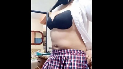 Chica estudiantil deja de ir a clase solo por enviarle un flick super caliente a uno de sus profesores.