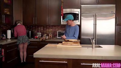 Scandal in Suburbia Dee Williams , Rion King