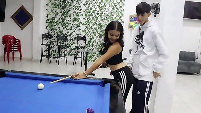 MI AMIGA de la UNIVERSIDAD llega al BILLAR donde TRABAJO porque quiere APRENDER a JUGAR conmigo y me seduce