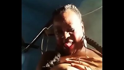 Coroa mostrando os seios na live