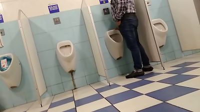 Coroa Mostrando a Piroca no Banheir&atilde;o