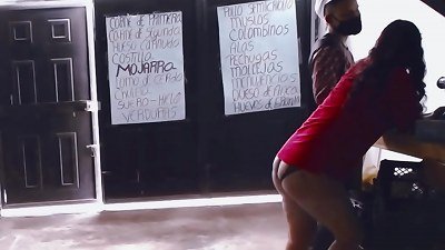 Seducing the technician at home (Delivery). I call the young man who repairs cage phones and I showcase him my bootie in a lingerie thong. DeisyYeraldine ample Venezuelan whore in Valledupar, Colombia (I love ravaging with strangers)