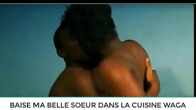 BAISE MA BELLE SOEUR DANS LA CUISINE A WAGA