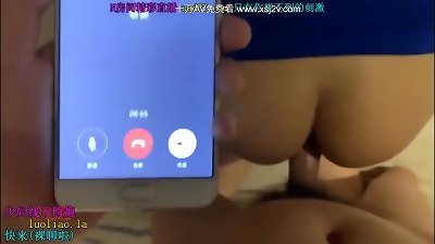 è¾¹ç»™å¥³æƒ…äººæ‰“ç”µè¯è¾¹æ“éªšé€¼ è€åˆºæ¿€äº†æœ€åŽæœ‰ç‰¹å†™